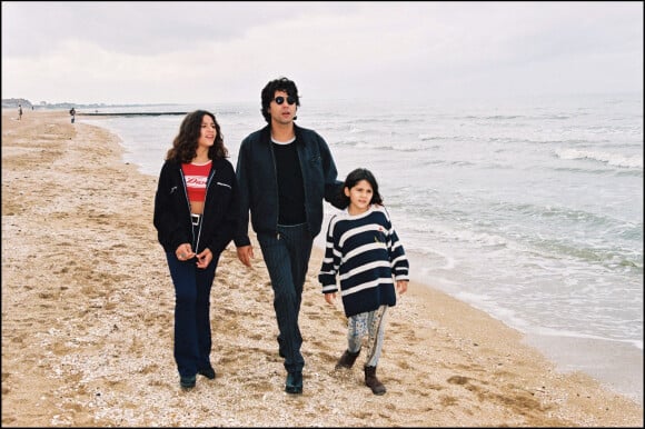 Jean-Luc Lahaye et ses filles Margaux et Gloria sur la plage.