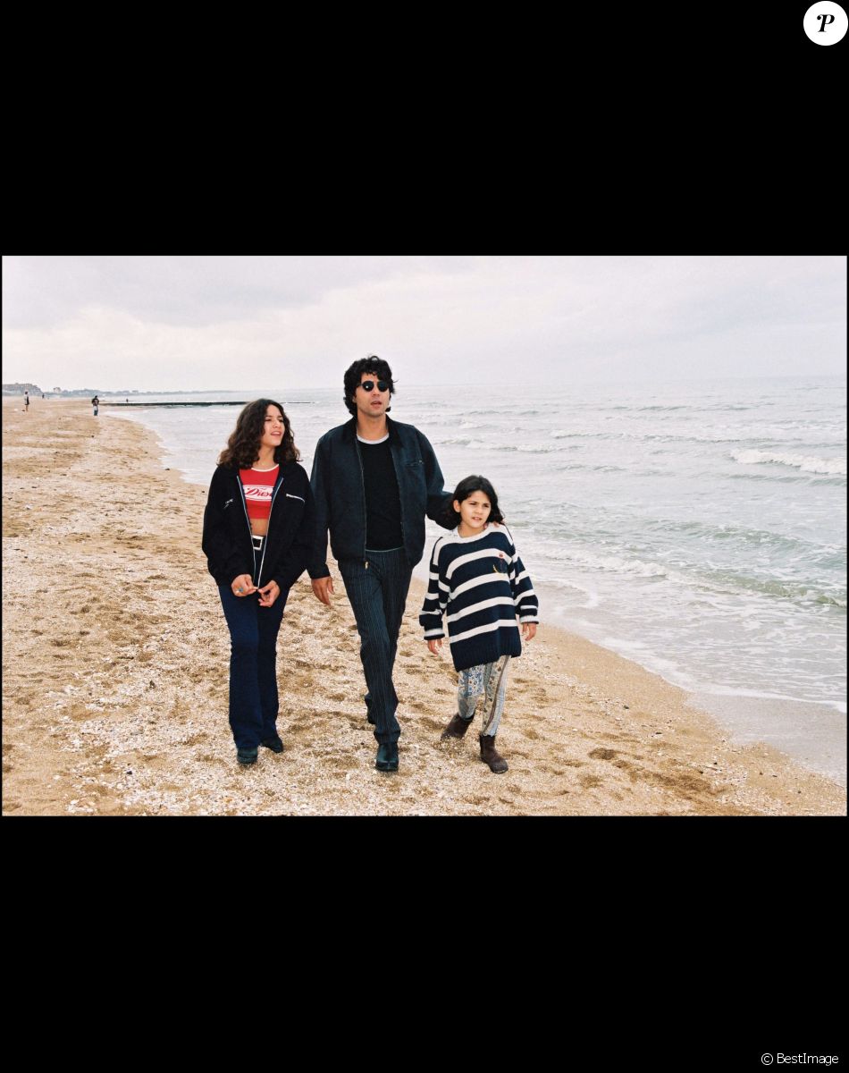 Jean-Luc Lahaye et ses filles Margaux et Gloria sur la plage.