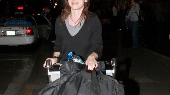 Juliette Lewis : Ses valises débordent de fringues... pourtant elle ne quitte plus son pantalon fétiche, en cuir ! Rock'n'roll !