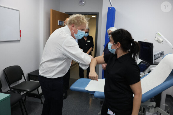 Le Premier ministre britannique, Boris Johnson lors d'une visite à l'hôpital de Finchley Memorial de Londres, Royaume Uni, le 18 janvier 2022.