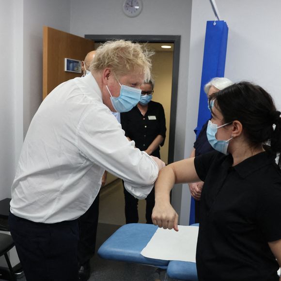 Le Premier ministre britannique, Boris Johnson lors d'une visite à l'hôpital de Finchley Memorial de Londres, Royaume Uni, le 18 janvier 2022.