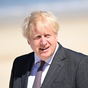 Le premier ministre du Royaume Uni Boris Johnson accueille les participants au sommet du G7 avec sa femme Carrie à Saint Ives le 12 juin 2021.