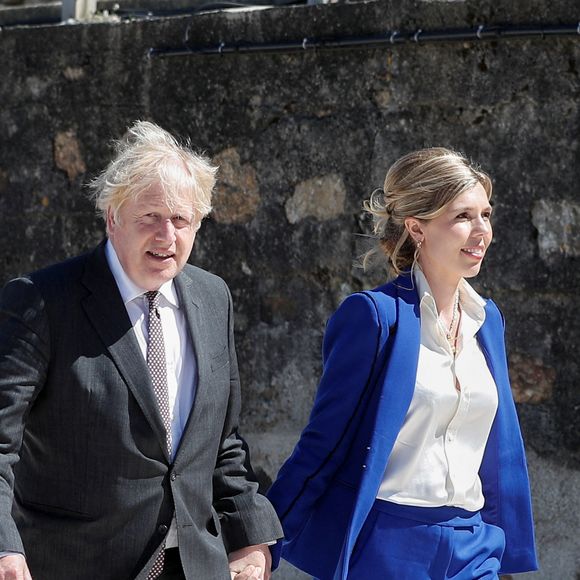 Le premier ministre du Royaume Uni Boris Johnson accueille les participants au sommet du G7 avec sa femme Carrie à Saint Ives le 12 juin 2021.