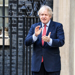 Boris Johnson, premier ministre du Royaume Uni, applaudit les soignants devant le 10 Downing Street à Londres le 28 mai 2020.