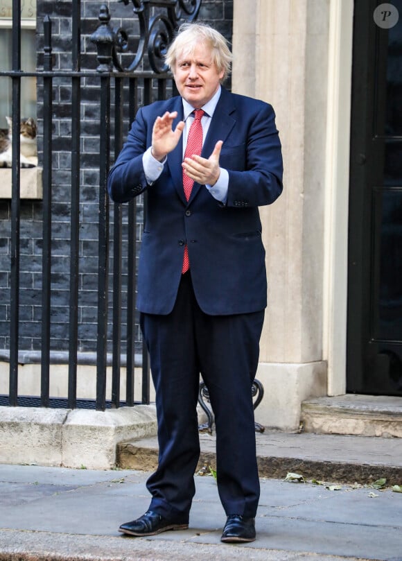 Boris Johnson, premier ministre du Royaume Uni, applaudit les soignants devant le 10 Downing Street à Londres le 28 mai 2020.