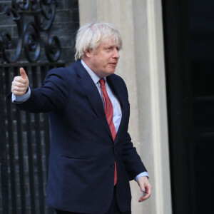 Boris Johnson soutient le personnel soignant en les applaudissant devant sa résidence londonienne pendant l'épidémie de coronavirus (Covid-19), dont il a été atteint. Londres. Le 28 mai 2020.