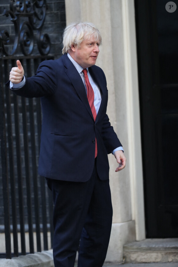 Boris Johnson soutient le personnel soignant en les applaudissant devant sa résidence londonienne pendant l'épidémie de coronavirus (Covid-19), dont il a été atteint. Londres. Le 28 mai 2020.