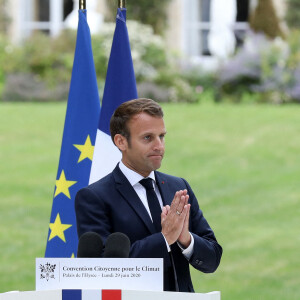 Le président français Emmanuel Macron prononce un discours lors d'une réunion avec les membres de la Convention des citoyens sur le climat (CCC) pour discuter des propositions environnementales au Palais de l'Elysée à Paris, France, 29 juin 2020.