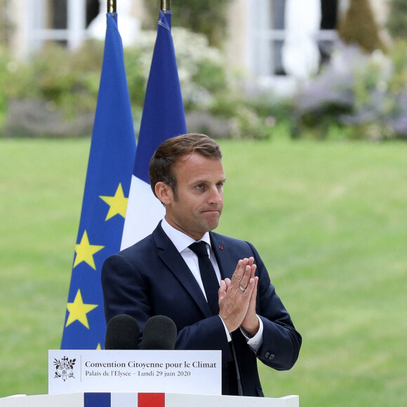 Le président français Emmanuel Macron prononce un discours lors d'une réunion avec les membres de la Convention des citoyens sur le climat (CCC) pour discuter des propositions environnementales au Palais de l'Elysée à Paris, France, 29 juin 2020.