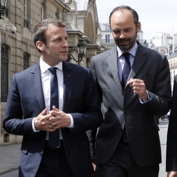 Le président Emmanuel Macron se rend à l'ambassade d'Angleterre après l'attentat de Manchester en présence du premier ministre Edouard Philippe, Marielle de Sarnez, ministre des Affaires européennes et Jean-Yves Le Drian, ministre des Affaires étrangères à Paris le 23 mai 2017