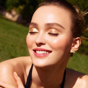 Lily-Rose Depp est le visage de la campagne printemps-été 2022 de Chanel Beauty, la ligne de produits de beauté Chanel.