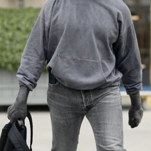 Kanye West (Ye) en cagoule à la sortie de l'hôtel Ritz à Paris, France, le 25 janvier 2022. © Tiziano Da Silva/Bestimage 