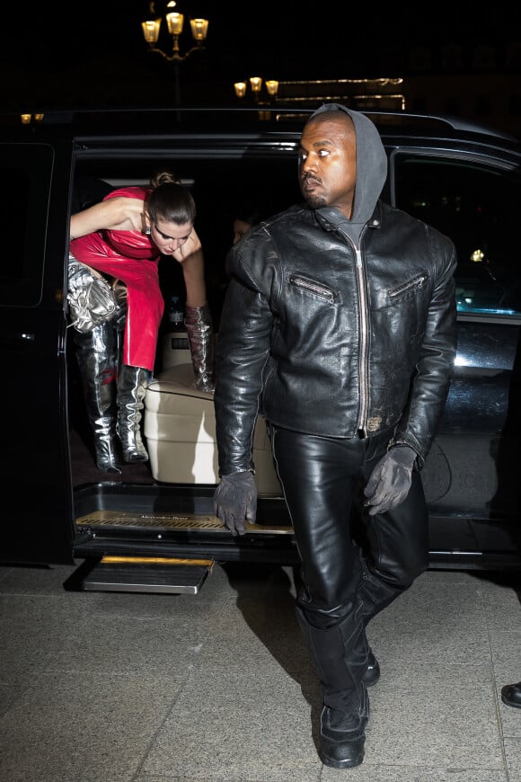 Kanye West et sa compagne Julia Fox sont de retour à l'hôtel Ritz lors de la fashion week à Paris le 24 janvier 2022. © Tiziano Da Silva / Bestimage 