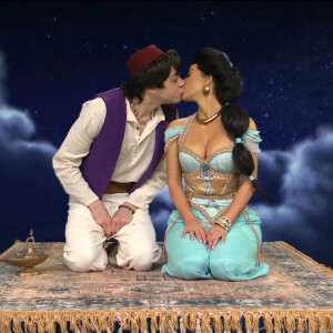 Kim Kardashian et Pete Davidson s'embrassent dans une parodie d'Aladdin dans l'émission "Saturday Night Live". New York. 