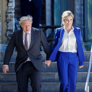 Le premier ministre du Royaume Uni Boris Johnson accueillant les participants au sommet du G7 avec sa femme Carrie à Saint Ives le 12 juin 2021.