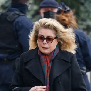 Catherine Deneuve - Arrivées aux obsèques (bénédiction) de Gaspard Ulliel en l'église Saint-Eustache à Paris. Le 27 janvier 2022 © Jacovides-Moreau / Bestimage