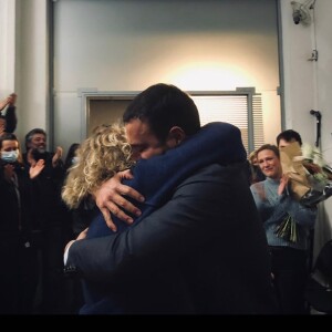 Cécile Bois et son collègue Raphaël Lenglet se disent au revoir.