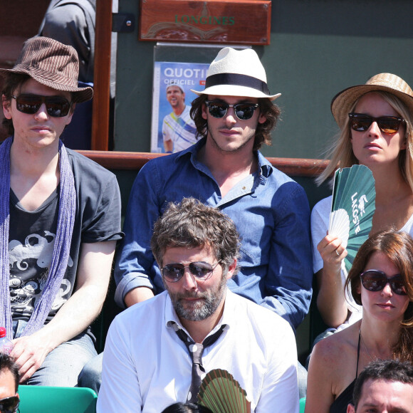 Raphaël et sa compagne Mélanie Thierry avec Gaspard Ulliel et sa compagne Jordan - Personnalités aux internationaux de France à Roland Garros le 4 juin 2010