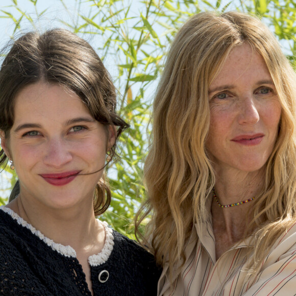 Sandrine Kiberlain, Rebecca Marder, au photocall de "Une jeune fille qui va bien" lors du 74e Festival International du Film de Cannes, le 8 juillet 2021.