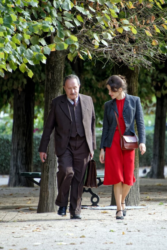 André Marcon et Rebecca Marder - Tournage du film "Portrait d'une jeune fille qui va bien" dans les jardins du Palais Royal à Paris, le 21 août 2020.