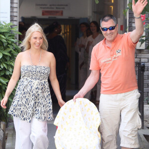 Jean-Marie Bigard et son ex-femme Claudia sortent de la maternité avec leur petit Sasha.