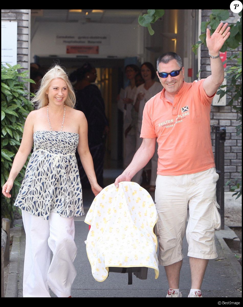 Jean-Marie Bigard et son ex-femme Claudia sortent de la maternité avec leur petit Sasha.