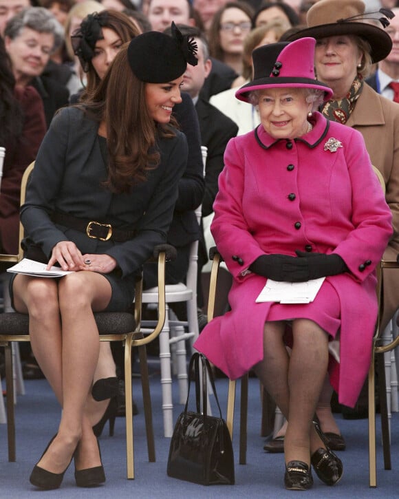 Kate Middleton et Elizabeth II à Leicester en 2012.