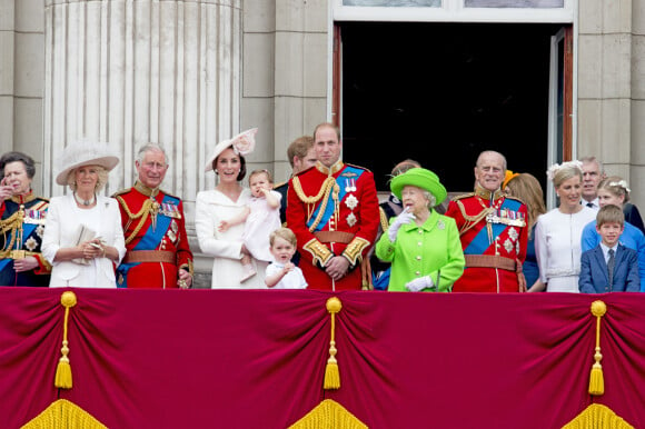 La princesse Anne, Camilla Parker Bowles, duchesse de Cornouailles, le prince Charles, Kate Catherine Middleton, duchesse de Cambridge, la princesse Charlotte, le prince George, le prince Harry, le prince William, la reine Elisabeth II d'Angleterre, le prince Philip, duc d'Edimbourg, la comtesse Sophie de Wessex, Lady Louise Windsor et James Mountbatten-Windsor - La famille royale d'Angleterre au balcon du palais de Buckingham lors de la parade "Trooping The Colour" à l'occasion du 90ème anniversaire de la reine. Le 11 juin 2016