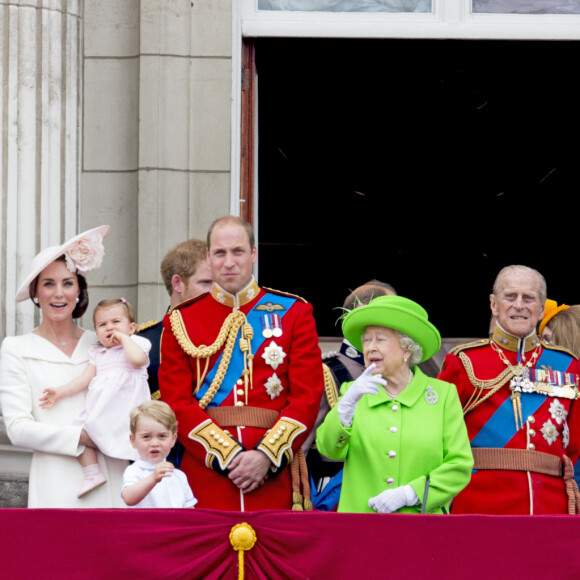 La princesse Anne, Camilla Parker Bowles, duchesse de Cornouailles, le prince Charles, Kate Catherine Middleton, duchesse de Cambridge, la princesse Charlotte, le prince George, le prince Harry, le prince William, la reine Elisabeth II d'Angleterre, le prince Philip, duc d'Edimbourg, la comtesse Sophie de Wessex, Lady Louise Windsor et James Mountbatten-Windsor - La famille royale d'Angleterre au balcon du palais de Buckingham lors de la parade "Trooping The Colour" à l'occasion du 90ème anniversaire de la reine. Le 11 juin 2016