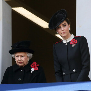 Camilla Parker Bowles, duchesse de Cornouailles, la reine Elisabeth II d'Angleterre et Catherine (Kate) Middleton, duchesse de Cambridge lors de la cérémonie du centenaire de l'armistice au palais de Whitehall à Londres.