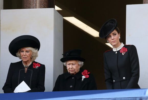 Camilla Parker Bowles, duchesse de Cornouailles, la reine Elisabeth II d'Angleterre et Catherine (Kate) Middleton, duchesse de Cambridge lors de la cérémonie du centenaire de l'armistice au palais de Whitehall à Londres.