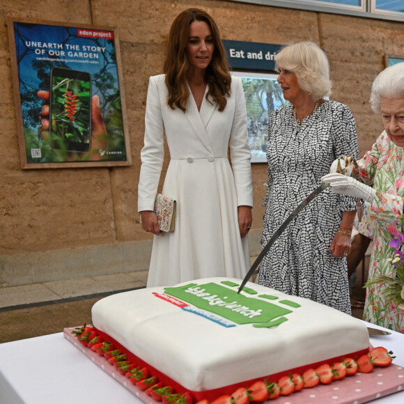 La reine Elisabeth II, Camilla Parker Bowles, duchesse de Cornouailles, et Catherine Kate Middleton, duchesse de Cambridge, participent au Big Lunch Initiative en marge du sommet du G7 à Saint Ives le 11 juin 2021.