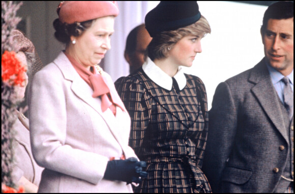 La reine Elizabeth, son fils le prince Charles et Lady Diana en 1982.