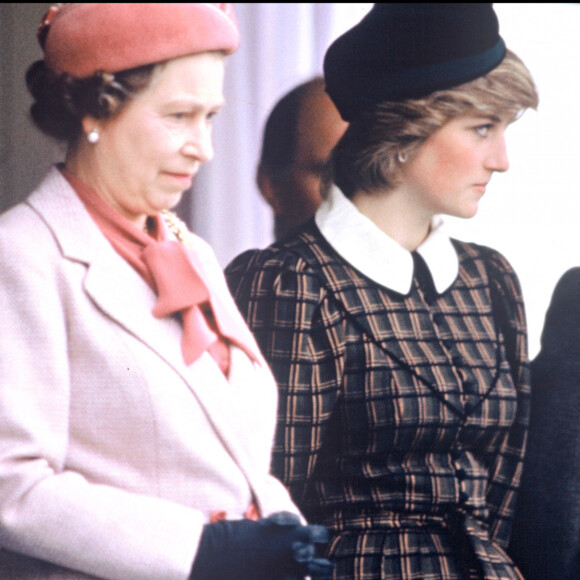 La reine Elizabeth, son fils le prince Charles et Lady Diana en 1982.