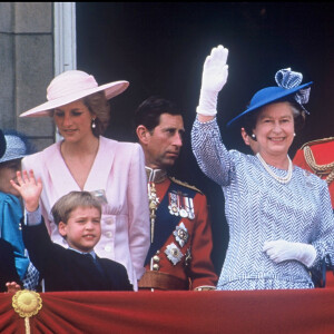 Elizabeth II et son mari le prince Philip, le prince Charles, Lady Diana et leurs fils William et Harry, la princesse Margaret, au balcon de Buckingham pour le 65e anniversaire de la reine en 1989.
