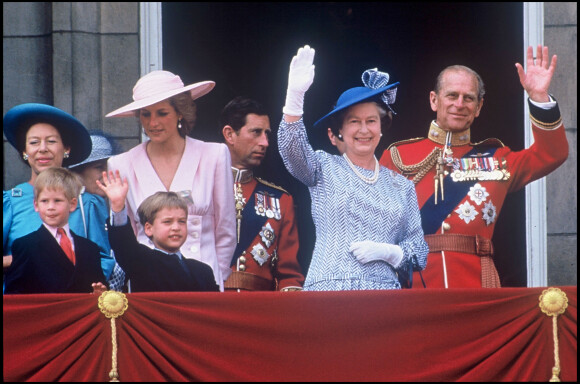 Elizabeth II et son mari le prince Philip, le prince Charles, Lady Diana et leurs fils William et Harry, la princesse Margaret, au balcon de Buckingham pour le 65e anniversaire de la reine en 1989.