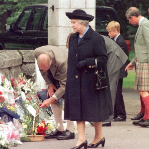 Elizabeth II, le prince Philip, le prince Charles et son fils le prince Harry rendent hommage à Diana à Balmoral, en Ecosse, en 1997. 