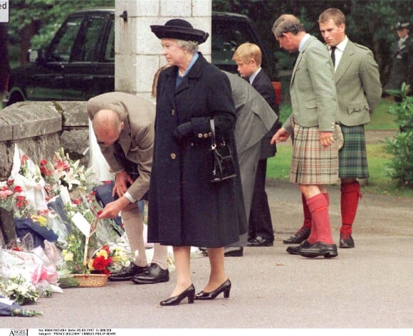 Elizabeth II, le prince Philip, le prince Charles et son fils le prince Harry rendent hommage à Diana à Balmoral, en Ecosse, en 1997. 