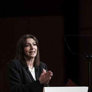 La maire de Paris et candidate socialiste à l'élection présidentielle Anne Hidalgo prononce un discours lors d'un meeting de campagne à Aubervilliers, dans le nord de Paris, France, le 22 janvier 2022