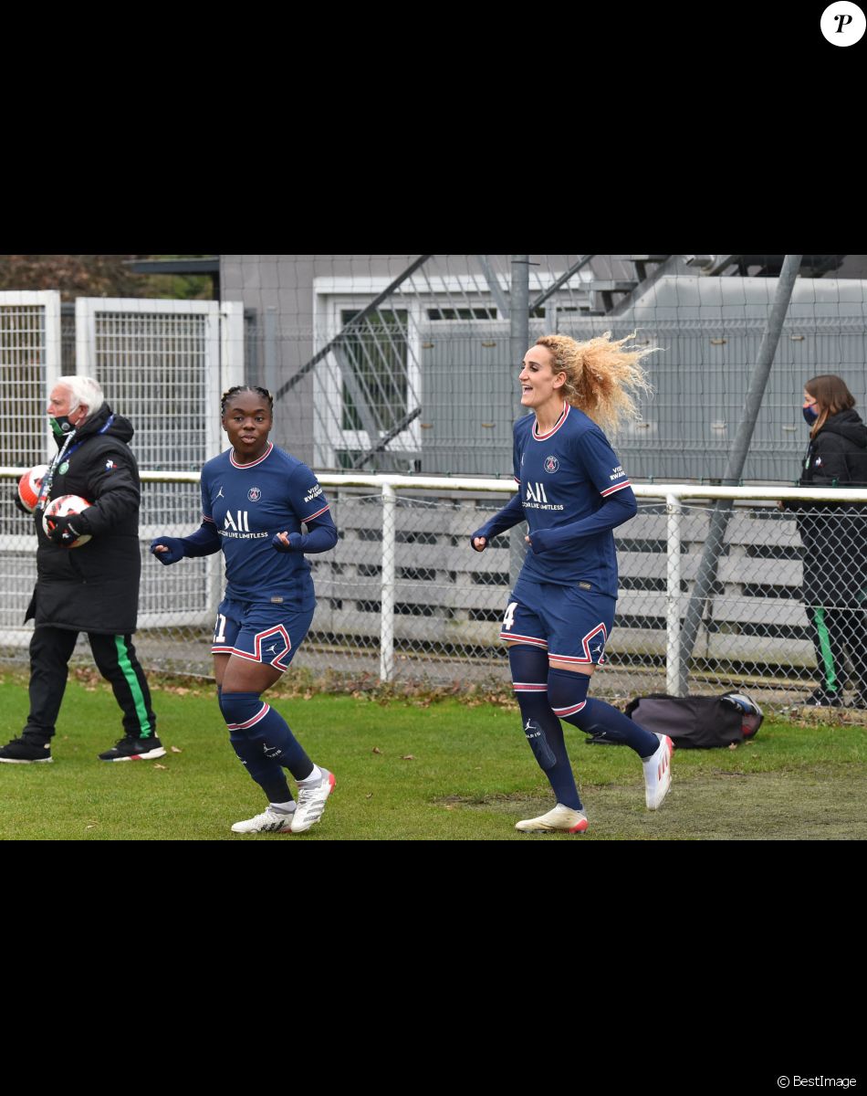 Sandy Baltimore avec Kheira Hamraoui (psg) - Match de D1 Arkema "Saint-Etienne - PSG (0-5)" au stade Salif-Keïta, le 23 janvier 2022.