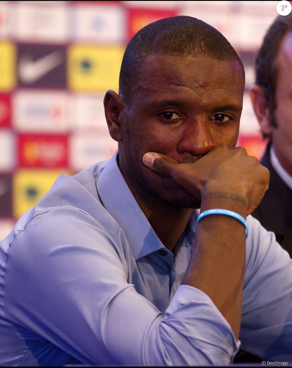 Eric Abidal annonce en larmes qu'il quitte le FC Barcelone lors d'une conference au stade du Camp Nou a Barcelone le 30 mai 2013.