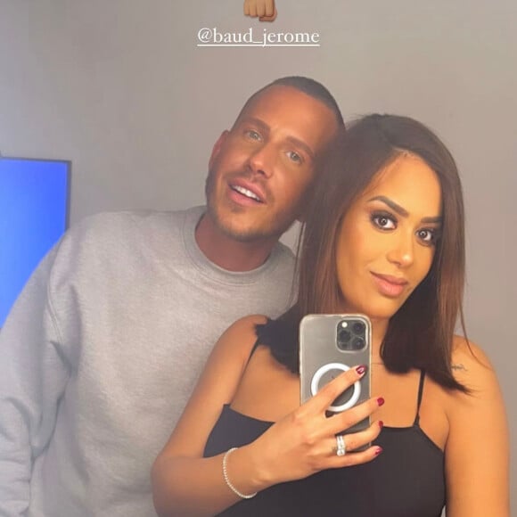 Amel Bent, enceinte, et son styliste Jérôme Baud. Le 31 janvier 2022.