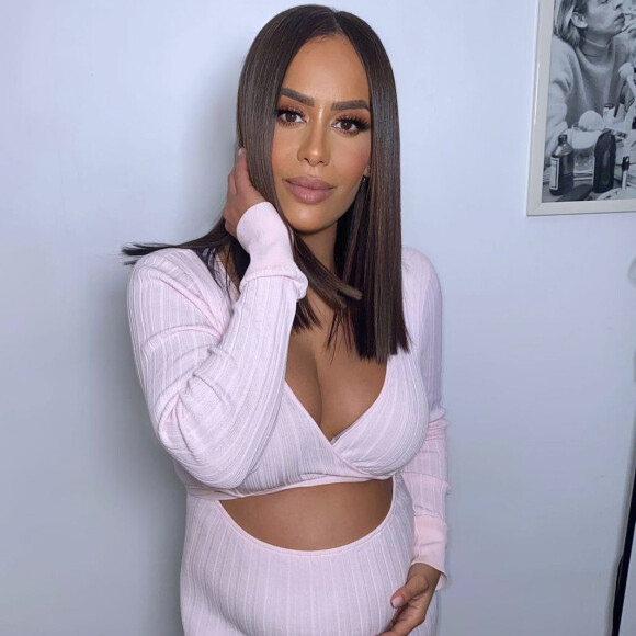 Enceinte de son troisième enfant, Amel Bent continue de régaler ses fans avec des looks soigneusement composés.