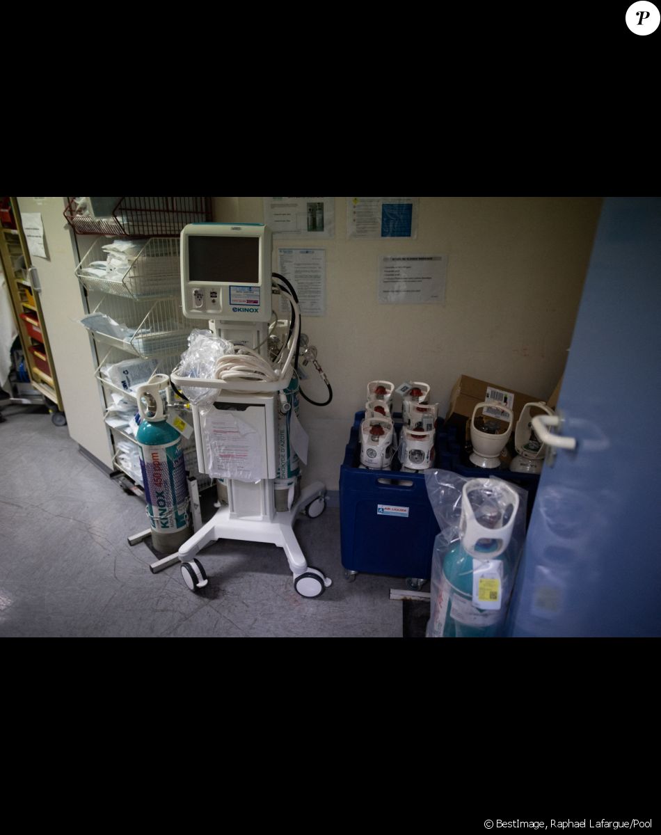 Le Premier ministre Jean Castex aux urgences de l'hôpital Cochin pendant le réveillon du Nouvel An à Paris à Paris, France, le 31 décembre 2021.