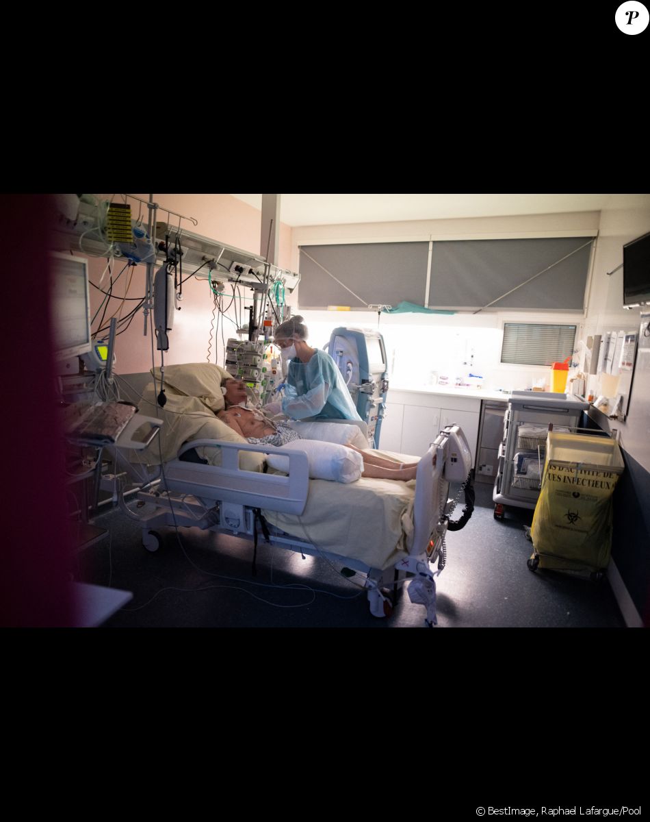 Visite du Premier ministre Jean Castex aux urgences de l'hôpital Cochin pendant le réveillon du Nouvel An à Paris