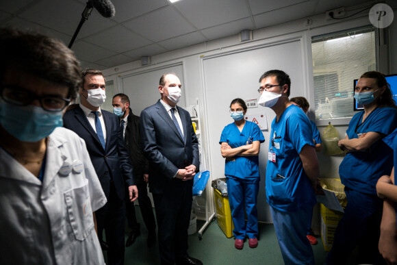 Le Premier ministre, Jean Castex, et le ministre de la Santé, Olivier Véran ont visité le service de réanimation de l'Hôpital intercommunal de Créteil et ont discuté avec le personnel médical à Créteil le 28 décembre 2021