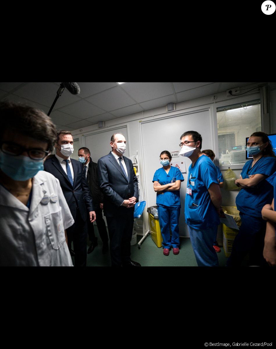 Le Premier ministre, Jean Castex, et le ministre de la Santé, Olivier Véran ont visité le service de réanimation de l'Hôpital intercommunal de Créteil et ont discuté avec le personnel médical à Créteil le 28 décembre 2021