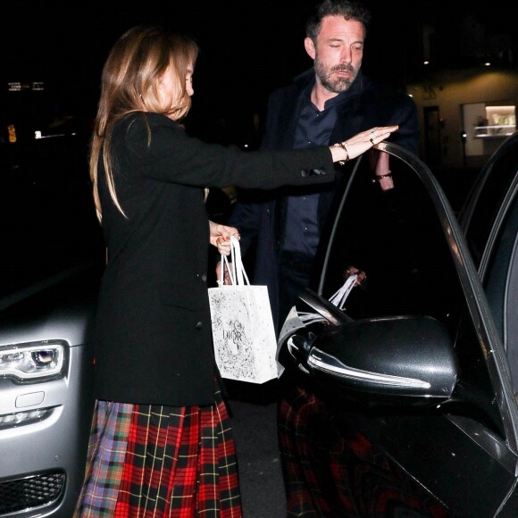 Exclusif - Jennifer Lopez et son compagnon Ben Affleck sont allés dîner en amoureux au restaurant Matu du quartier de Beverly Hills à Los Angeles, le 30 janvier 2022.