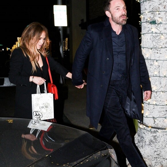 Exclusif - Jennifer Lopez et son compagnon Ben Affleck sont allés dîner en amoureux au restaurant Matu du quartier de Beverly Hills à Los Angeles, le 30 janvier 2022.