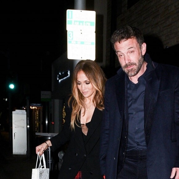 Exclusif - Jennifer Lopez et son compagnon Ben Affleck sont allés dîner en amoureux au restaurant Matu du quartier de Beverly Hills à Los Angeles, le 30 janvier 2022.